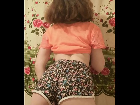 ❤️ سیکسی ځوان ماشوم په کیمره کې خپل شارټونه لرې کوي په موږ